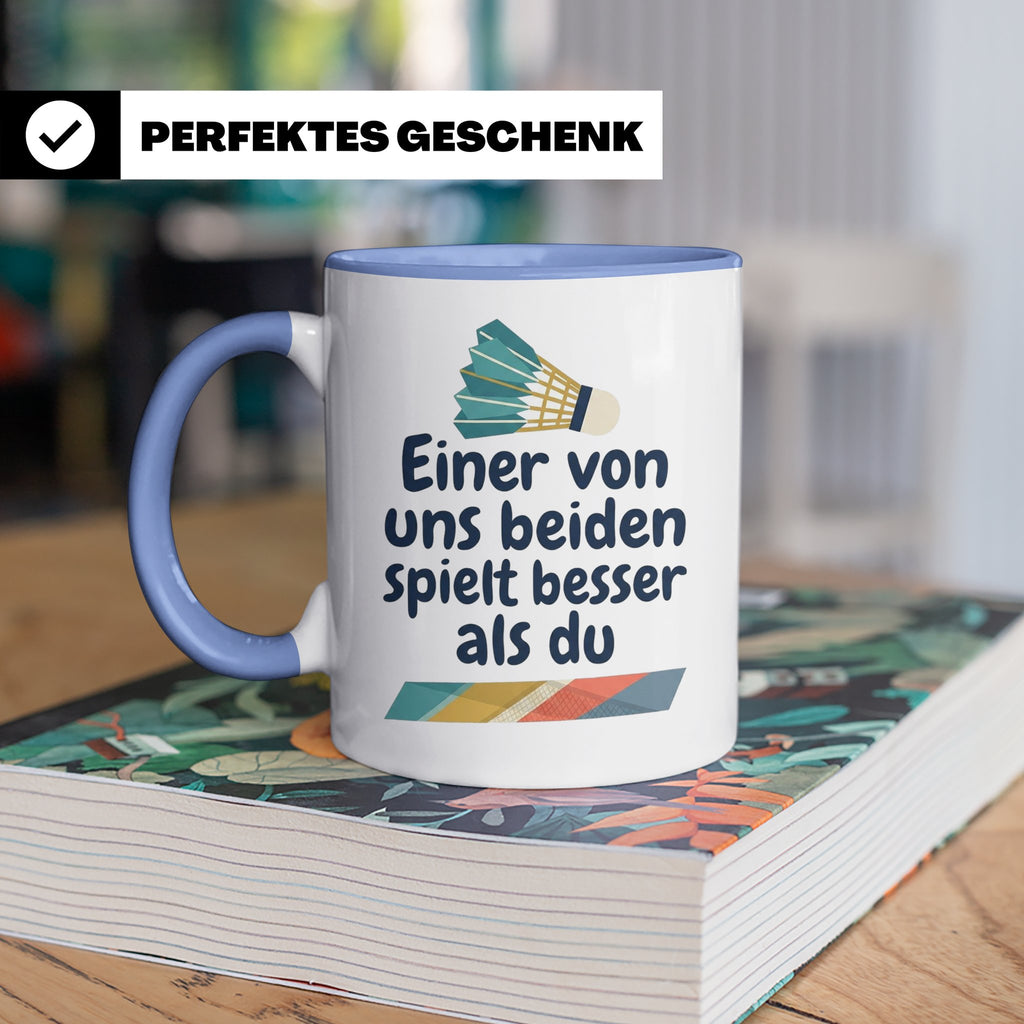 Badminton Tasse mit Spruch Einer von uns spielt besser als d – Blau [farbe:blau]