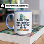 Badminton Tasse mit Spruch Einer von uns spielt besser als d – Blau [farbe:blau]