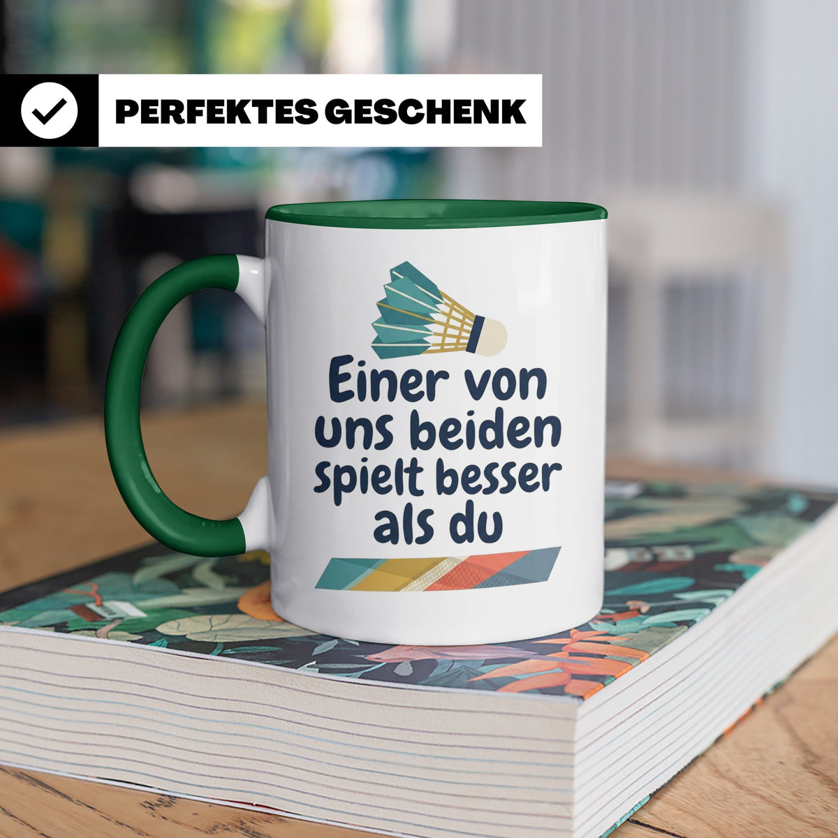 Badminton Tasse mit Spruch Einer von uns spielt besser als d – Grün [farbe:grün]