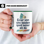 Badminton Tasse mit Spruch Einer von uns spielt besser als d – Grün [farbe:grün]