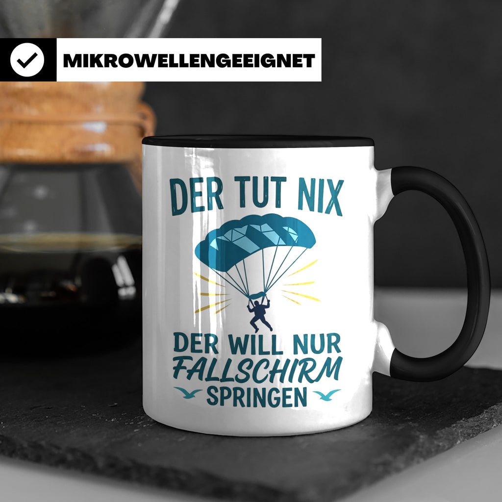 Fallschirmspringer Tasse mit Spruch Der tut nix der will nur – Schwarz [farbe:schwarz]