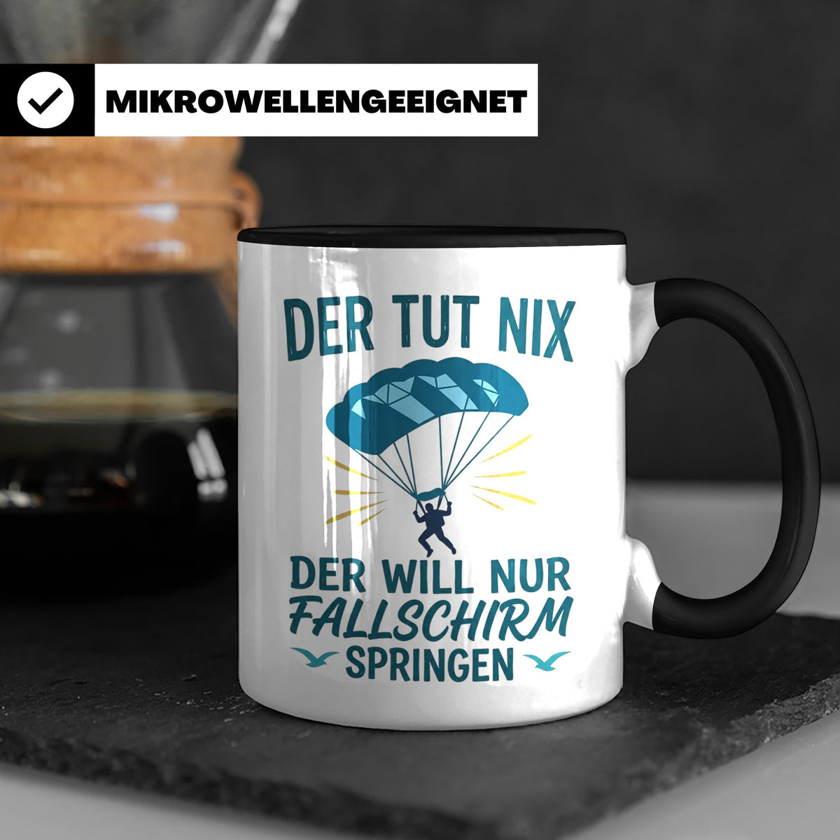 Fallschirmspringer Tasse mit Spruch Der tut nix der will nur – Schwarz [farbe:schwarz]