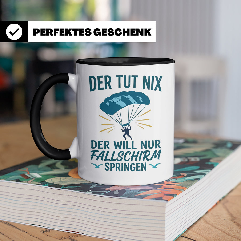 Fallschirmspringer Tasse mit Spruch Der tut nix der will nur – Schwarz [farbe:schwarz]