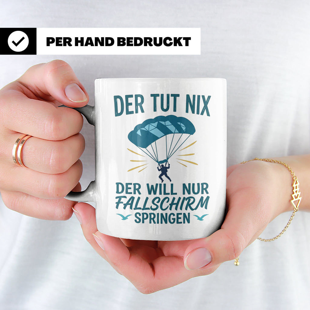 Fallschirmspringer Tasse mit Spruch Der tut nix der will nur – Weiß [farbe:weiß]