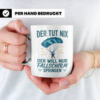 Fallschirmspringer Tasse mit Spruch Der tut nix der will nur – Weiß [farbe:weiß]