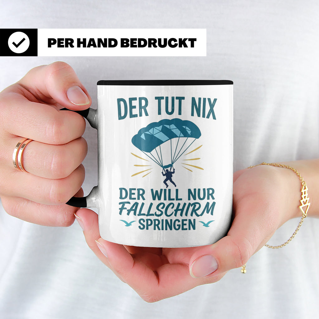 Fallschirmspringer Tasse mit Spruch Der tut nix der will nur – Schwarz [farbe:schwarz]