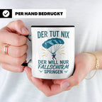 Fallschirmspringer Tasse mit Spruch Der tut nix der will nur – Schwarz [farbe:schwarz]