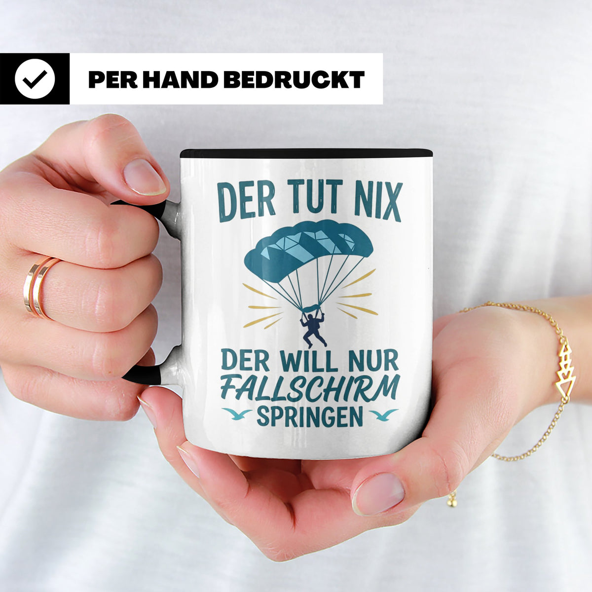 Fallschirmspringer Tasse mit Spruch Der tut nix der will nur – Schwarz [farbe:schwarz]