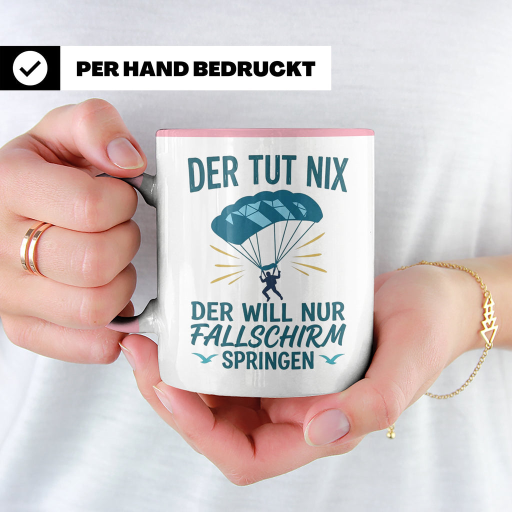 Fallschirmspringer Tasse mit Spruch Der tut nix der will nur – Rosa [farbe:rosa]