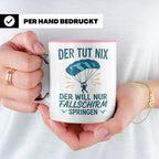 Fallschirmspringer Tasse mit Spruch Der tut nix der will nur – Rosa [farbe:rosa]
