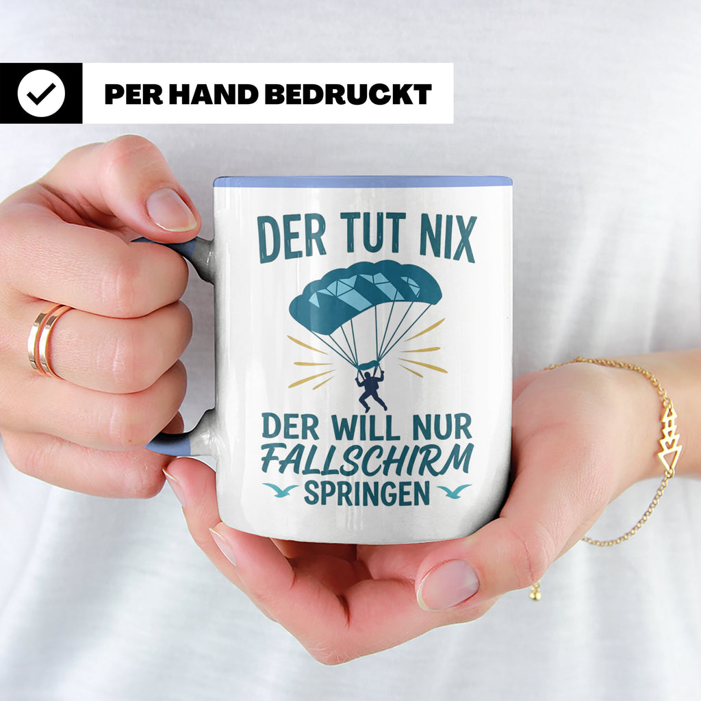 Fallschirmspringer Tasse mit Spruch Der tut nix der will nur – Blau [farbe:blau]