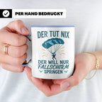 Fallschirmspringer Tasse mit Spruch Der tut nix der will nur – Blau [farbe:blau]