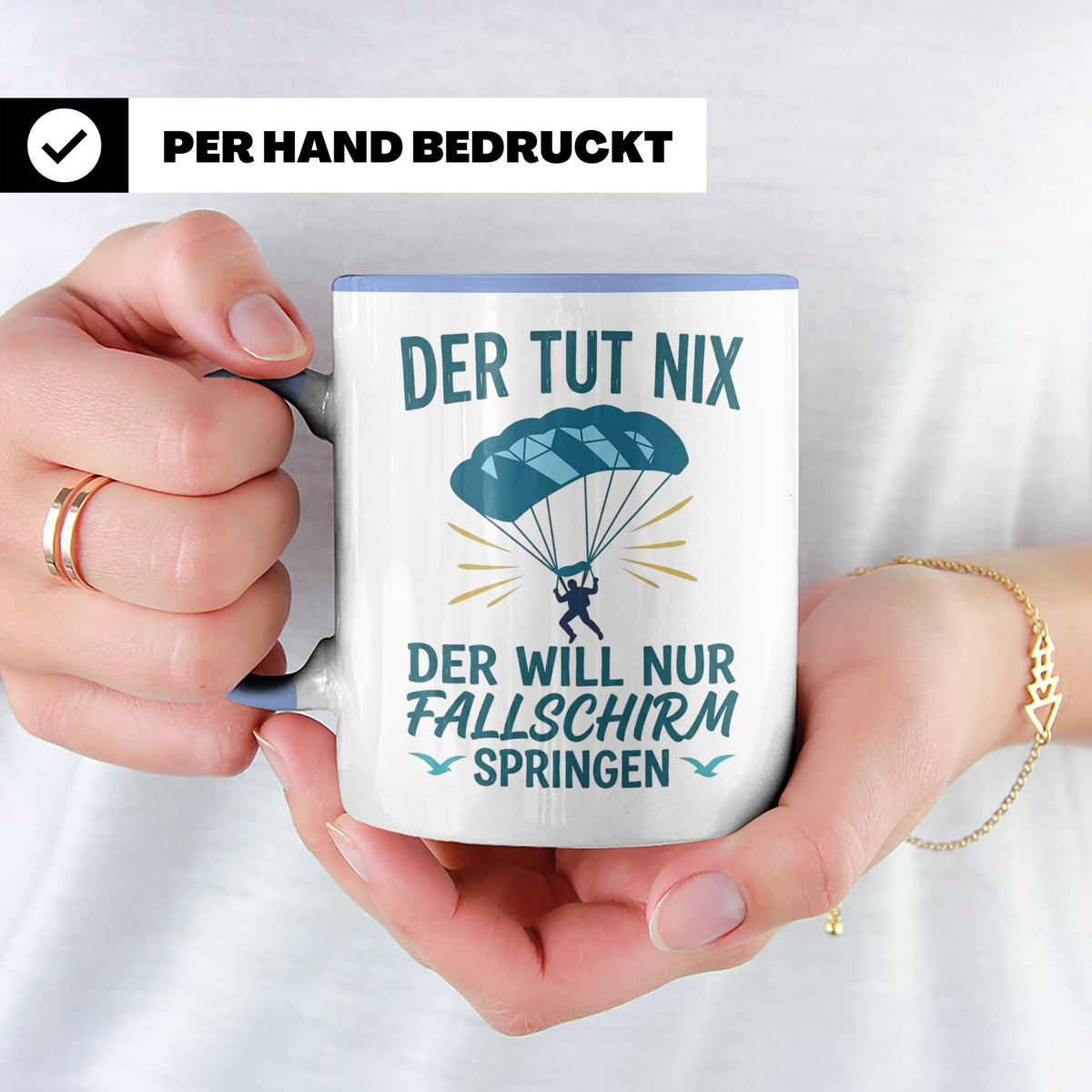 Fallschirmspringer Tasse mit Spruch Der tut nix der will nur – Blau [farbe:blau]