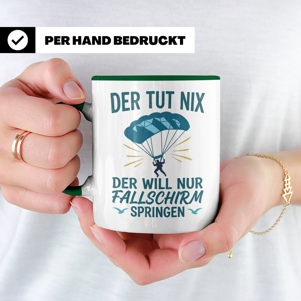 Fallschirmspringer Tasse mit Spruch Der tut nix der will nur – Grün [farbe:grün]