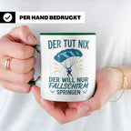 Fallschirmspringer Tasse mit Spruch Der tut nix der will nur – Grün [farbe:grün]