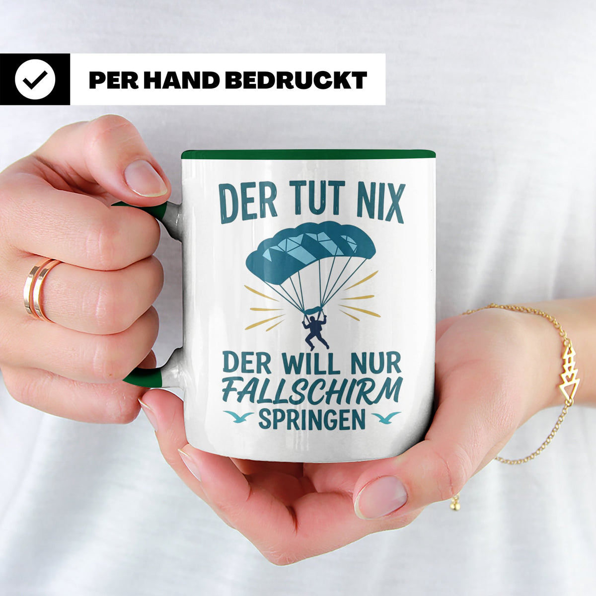 Fallschirmspringer Tasse mit Spruch Der tut nix der will nur – Grün [farbe:grün]
