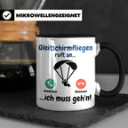 Gleitschirmfliegen Tasse mit Spruch 'ruft an ich muss geh'n' – Schwarz [farbe:schwarz]
