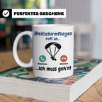 Gleitschirmfliegen Tasse mit Spruch 'ruft an ich muss geh'n' – Weiß [farbe:weiß]