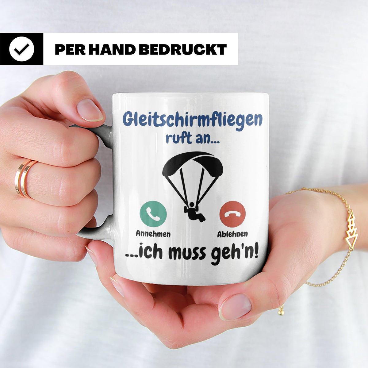 Gleitschirmfliegen Tasse mit Spruch 'ruft an ich muss geh'n' – Weiß [farbe:weiß]