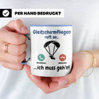 Gleitschirmfliegen Tasse mit Spruch 'ruft an ich muss geh'n' – Blau [farbe:blau]