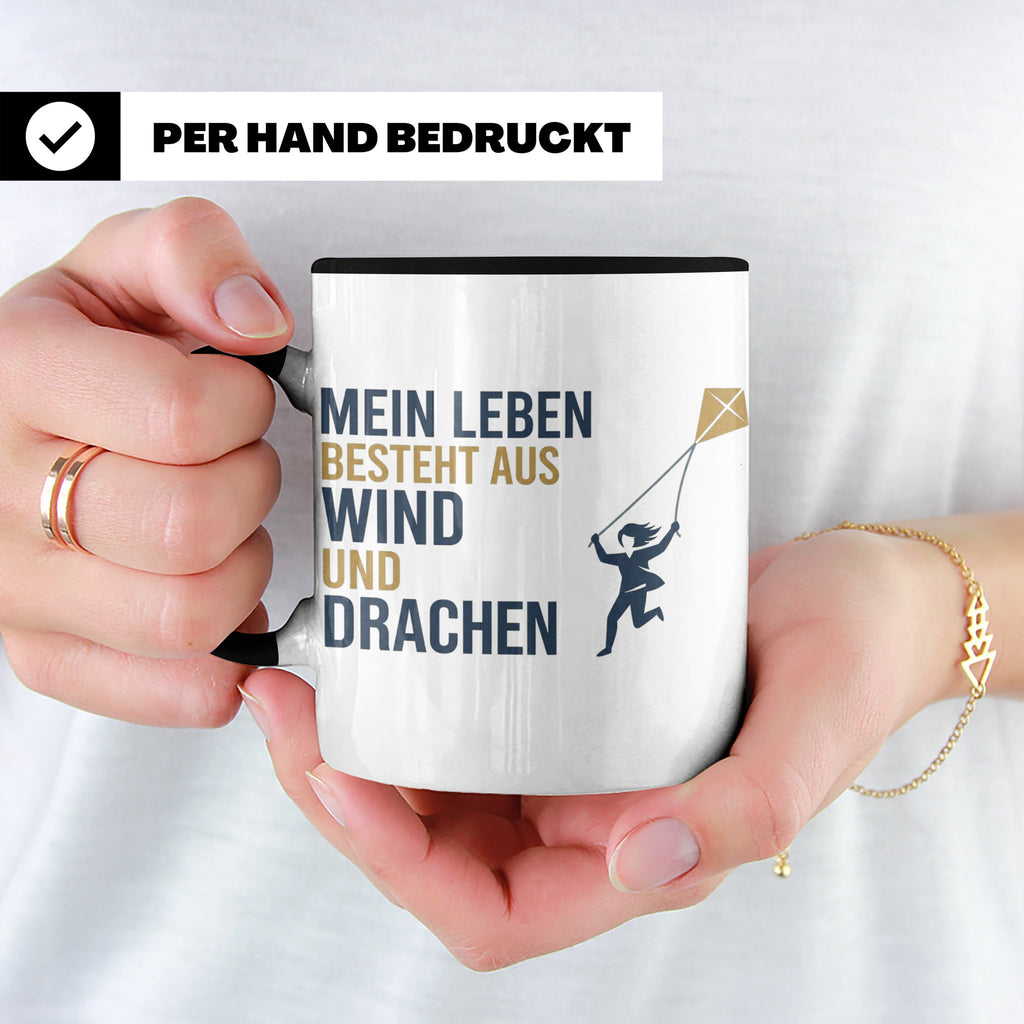 Drachensteigen Tasse mit Spruch Mein Leben besteht aus Wind  – Schwarz [farbe:schwarz]