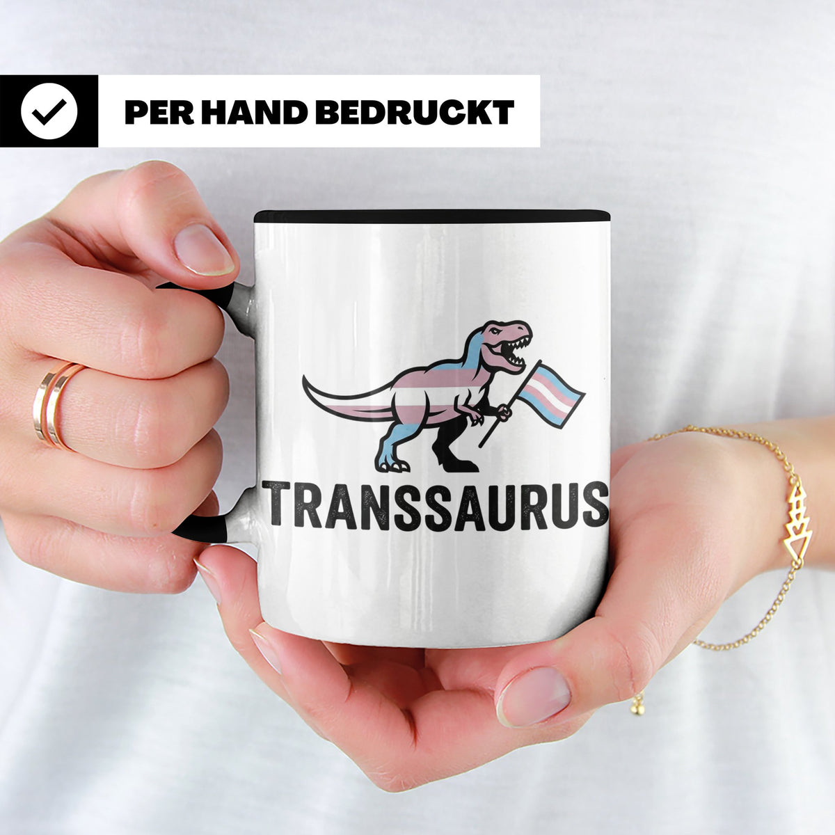 Transsaurus Tasse mit Trans Pride Flagge, LGBTQ Dinosaurier  – Schwarz [farbe:schwarz]