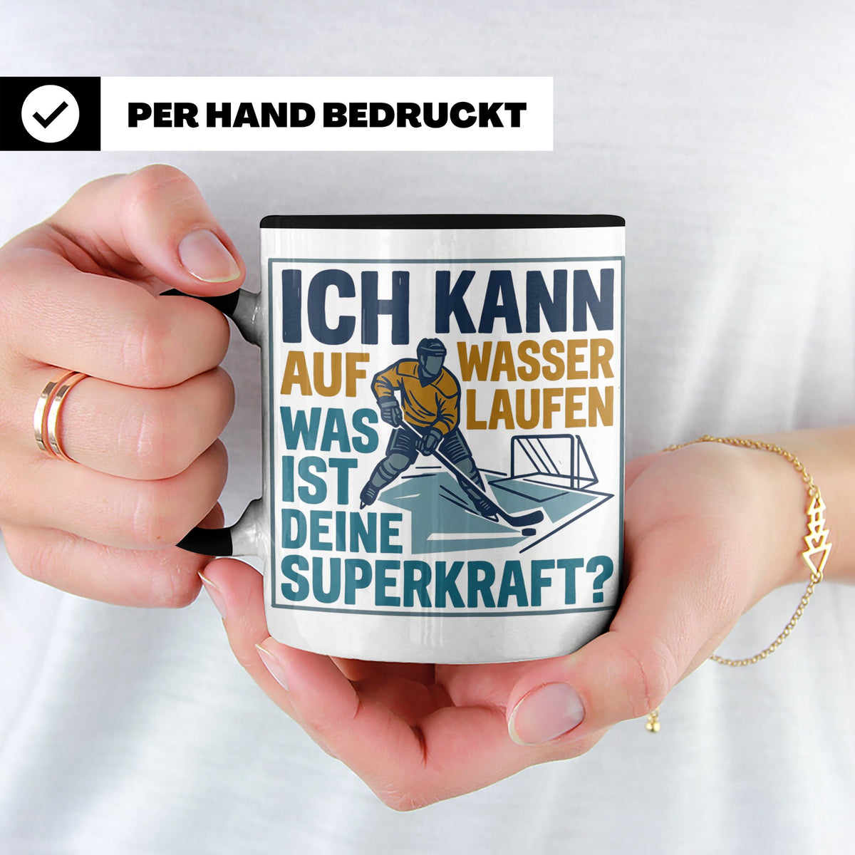 Eishockey Tasse mit Spruch Ich kann auf Wasser laufen Superk – Schwarz [farbe:schwarz]