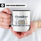 Chemiker Tasse mit Spruch 'Haben immer eine Lösung' Geschenk – Schwarz [farbe:schwarz]