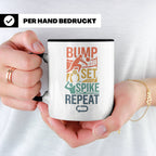 Volleyball Tasse Bump Set Spike Repeat Spruch für Volleyball – Schwarz [farbe:schwarz]