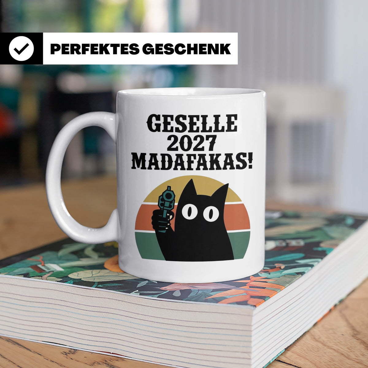 Geselle 2027 Tasse mit Madafakas Katze | Geschenk für Azubi  – Weiß [farbe:weiß]