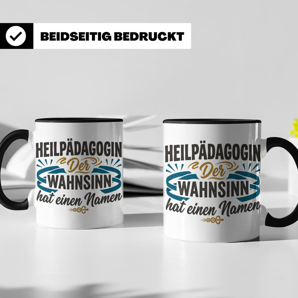 Heilpädagogin Tasse mit Spruch Der Wahnsinn hat einen Namen  – Schwarz [farbe:schwarz]
