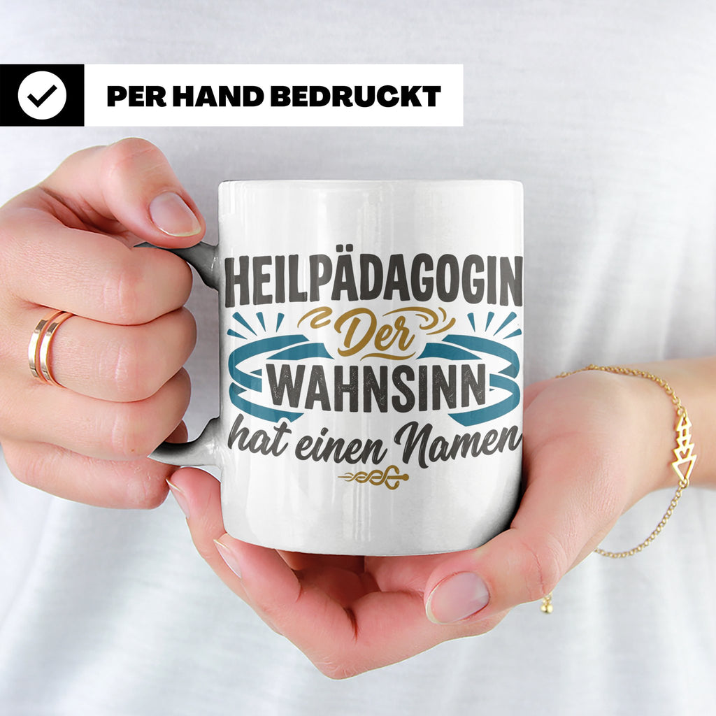 Heilpädagogin Tasse mit Spruch Der Wahnsinn hat einen Namen  – Weiß [farbe:weiß]