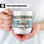 Heilpädagogin Tasse mit Spruch Der Wahnsinn hat einen Namen  – Weiß [farbe:weiß]
