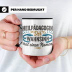 Heilpädagogin Tasse mit Spruch Der Wahnsinn hat einen Namen  – Schwarz [farbe:schwarz]