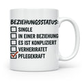 Pflegekraft Tasse mit Spruch Beziehungsstatus Pflegekraft |  – Weiß [farbe:weiß]