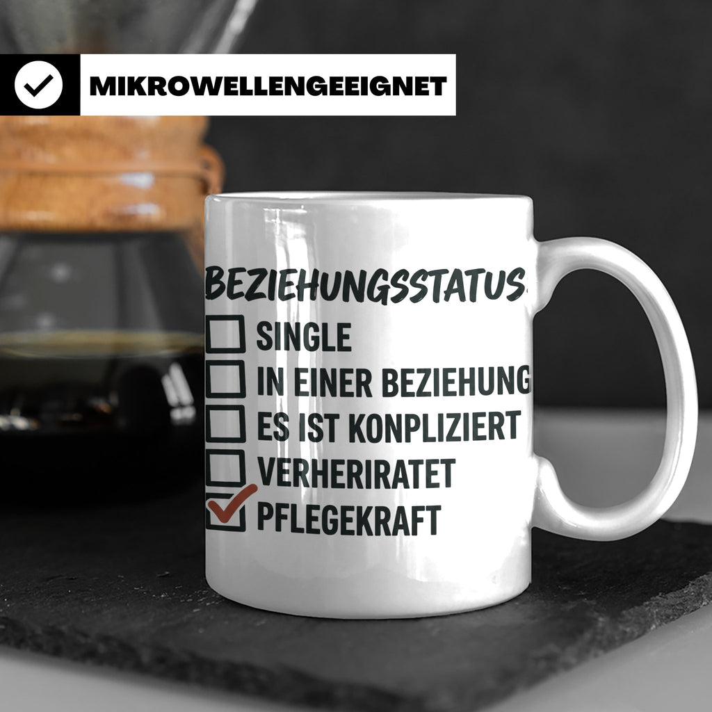 Pflegekraft Tasse mit Spruch Beziehungsstatus Pflegekraft |  – Weiß [farbe:weiß]
