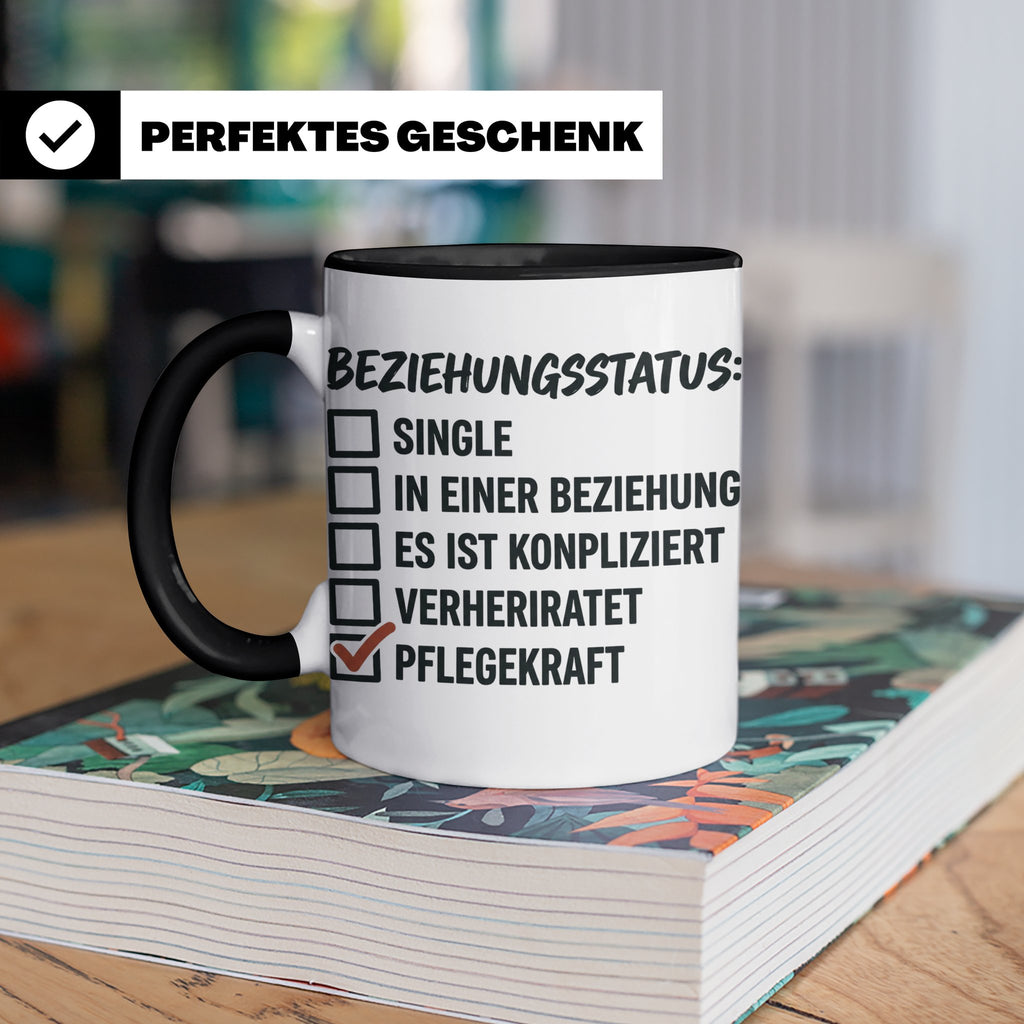 Pflegekraft Tasse mit Spruch Beziehungsstatus Pflegekraft |  – Schwarz [farbe:schwarz]