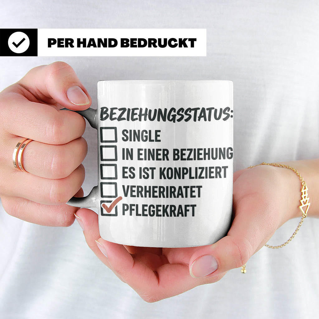 Pflegekraft Tasse mit Spruch Beziehungsstatus Pflegekraft |  – Weiß [farbe:weiß]