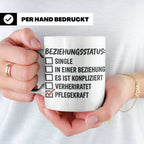 Pflegekraft Tasse mit Spruch Beziehungsstatus Pflegekraft |  – Weiß [farbe:weiß]