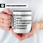 Pflegekraft Tasse mit Spruch Beziehungsstatus Pflegekraft |  – Schwarz [farbe:schwarz]