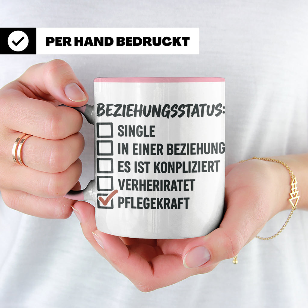 Pflegekraft Tasse mit Spruch Beziehungsstatus Pflegekraft |  – Rosa [farbe:rosa]