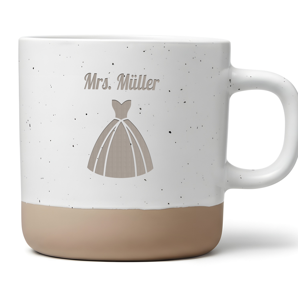 Personalisierte Tasse Mrs. mit Wunschname, Braut Kaffeetasse Kleid Design, Hochzeitsgeschenk für Frauen, Becher JGA Braut