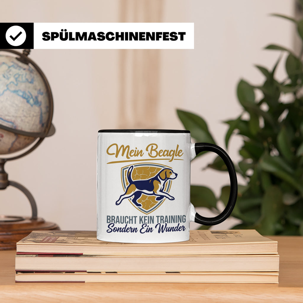 Beagle Tasse mit Spruch braucht kein Training sondern ein Wu – Schwarz [farbe:schwarz]