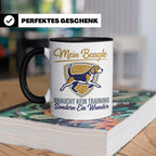 Beagle Tasse mit Spruch braucht kein Training sondern ein Wu – Schwarz [farbe:schwarz]