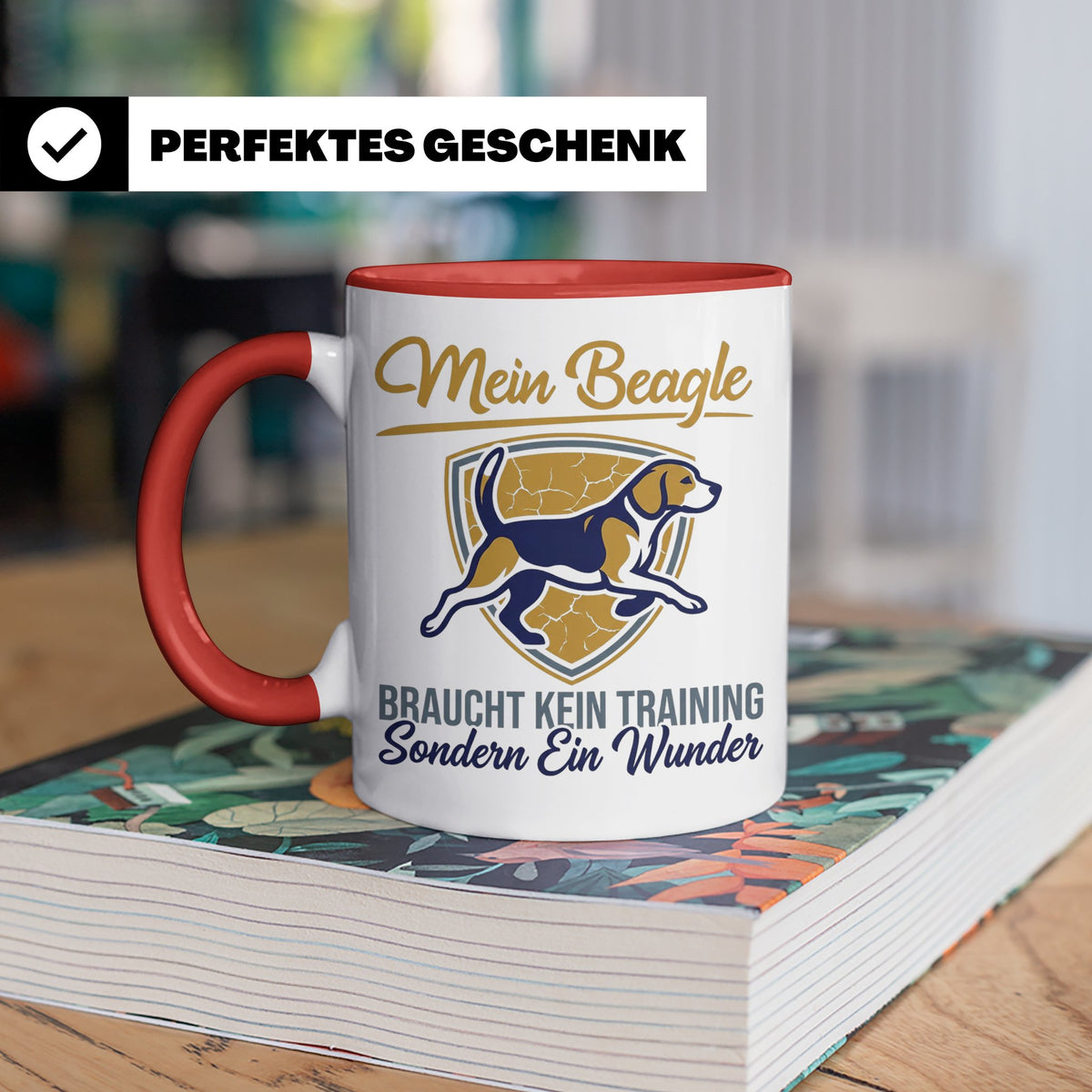 Beagle Tasse mit Spruch braucht kein Training sondern ein Wu – Rot [farbe:rot]
