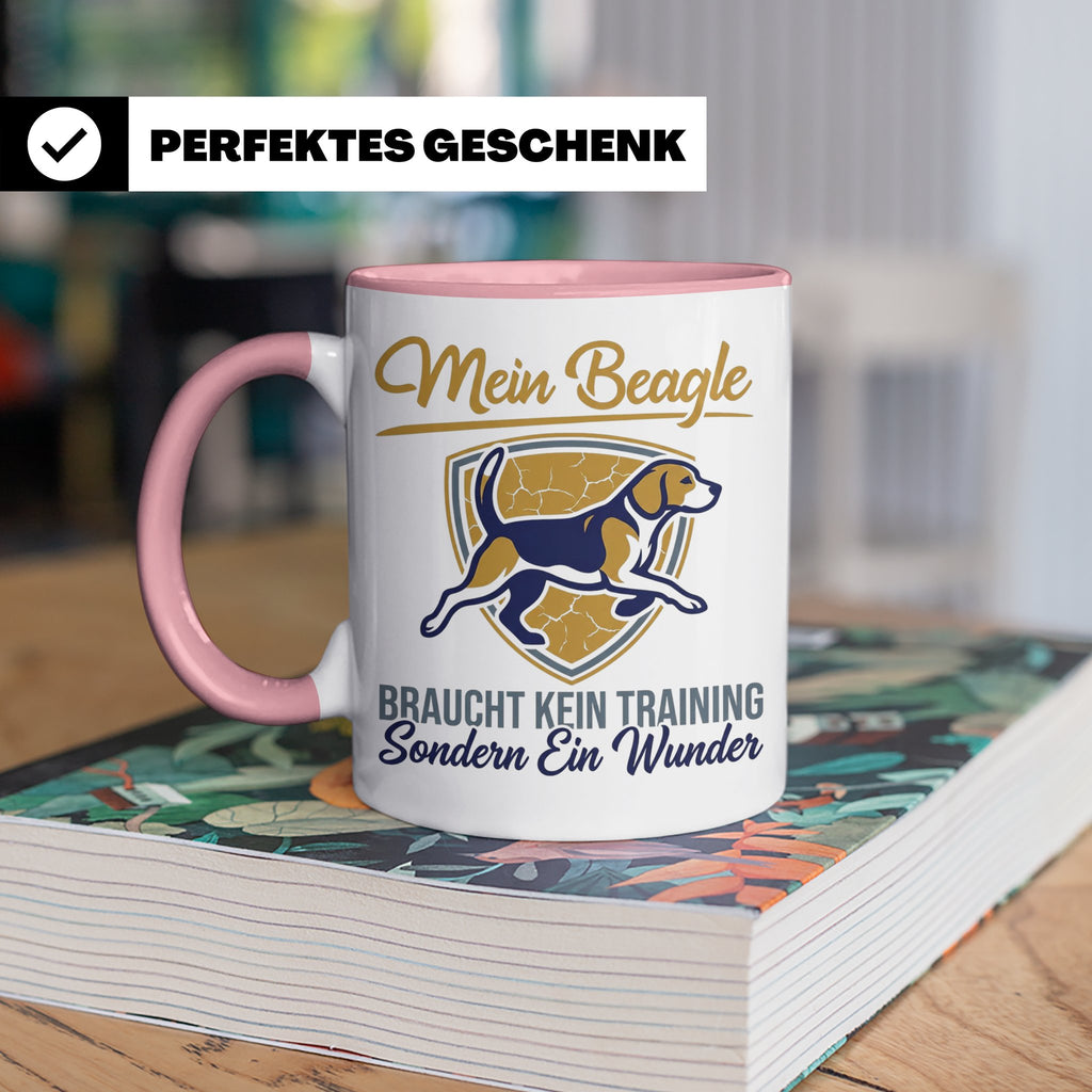 Beagle Tasse mit Spruch braucht kein Training sondern ein Wu – Rosa [farbe:rosa]