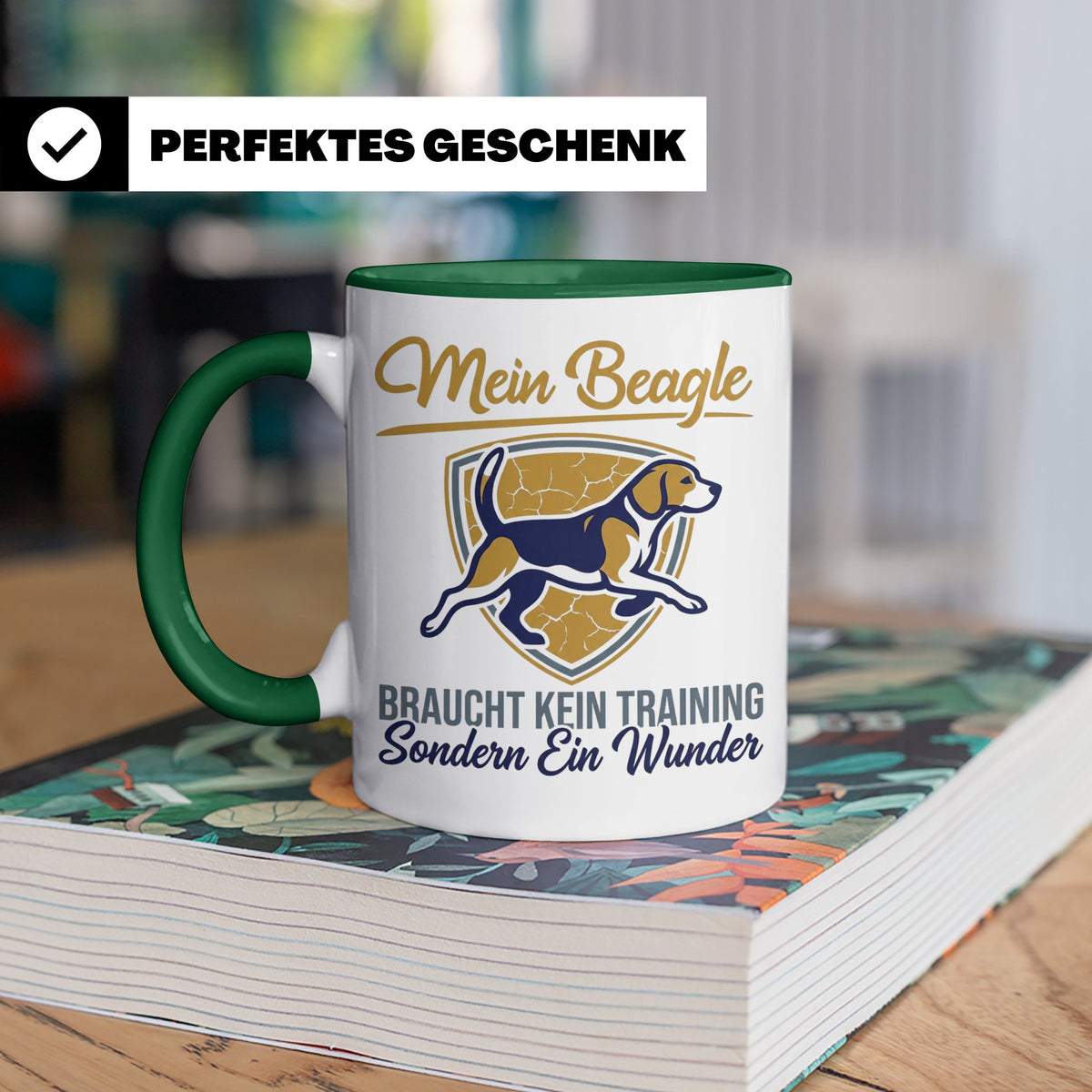 Beagle Tasse mit Spruch braucht kein Training sondern ein Wu – Grün [farbe:grün]