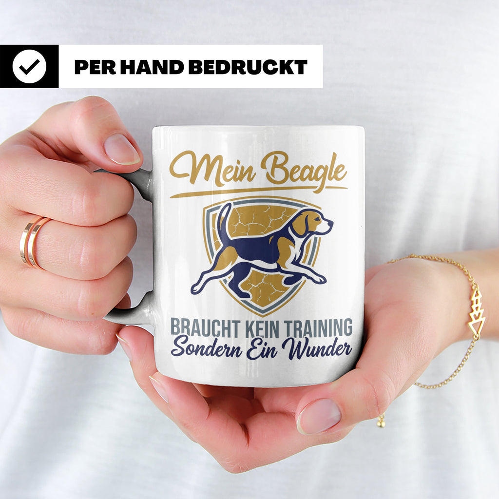 Beagle Tasse mit Spruch braucht kein Training sondern ein Wu – Weiß [farbe:weiß]