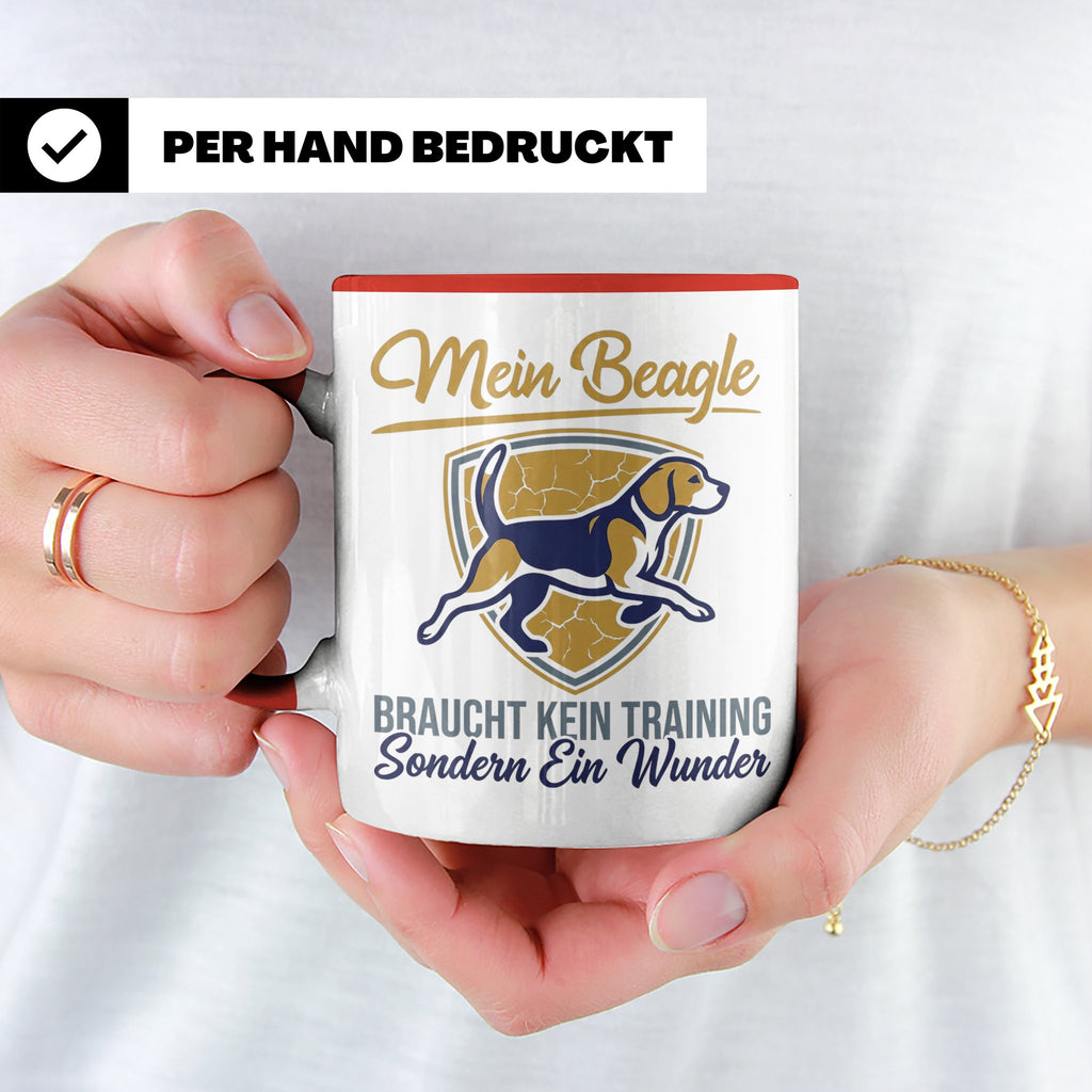 Beagle Tasse mit Spruch braucht kein Training sondern ein Wu – Rot [farbe:rot]