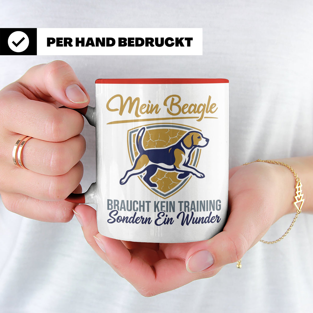Beagle Tasse mit Spruch braucht kein Training sondern ein Wu – Rot [farbe:rot]